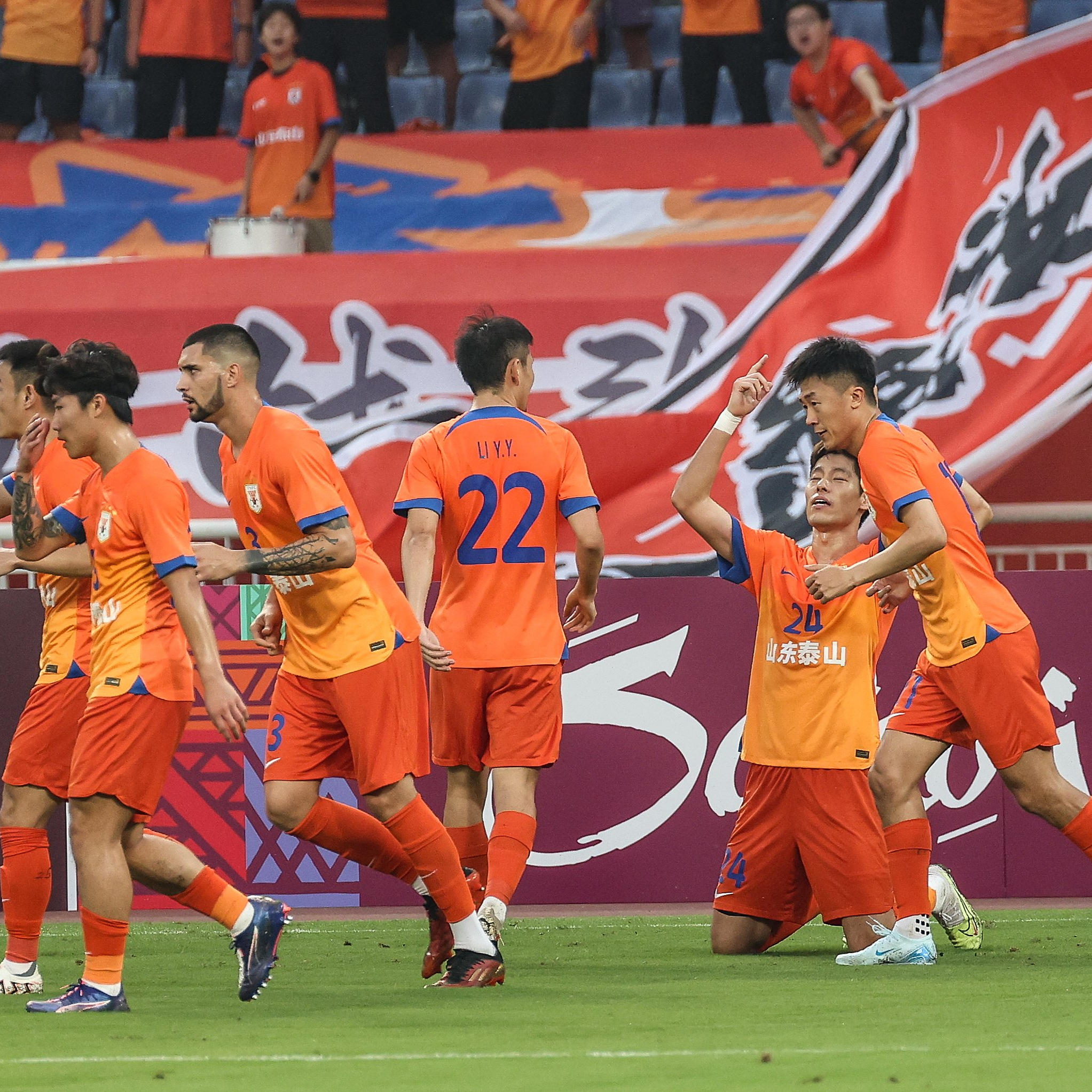 爱游戏中国体育-转会期成都蓉城备战亚冠，迎来里程碑细节曝光，目标明确，轮换策略成焦点(成都蓉城最新消息视频)