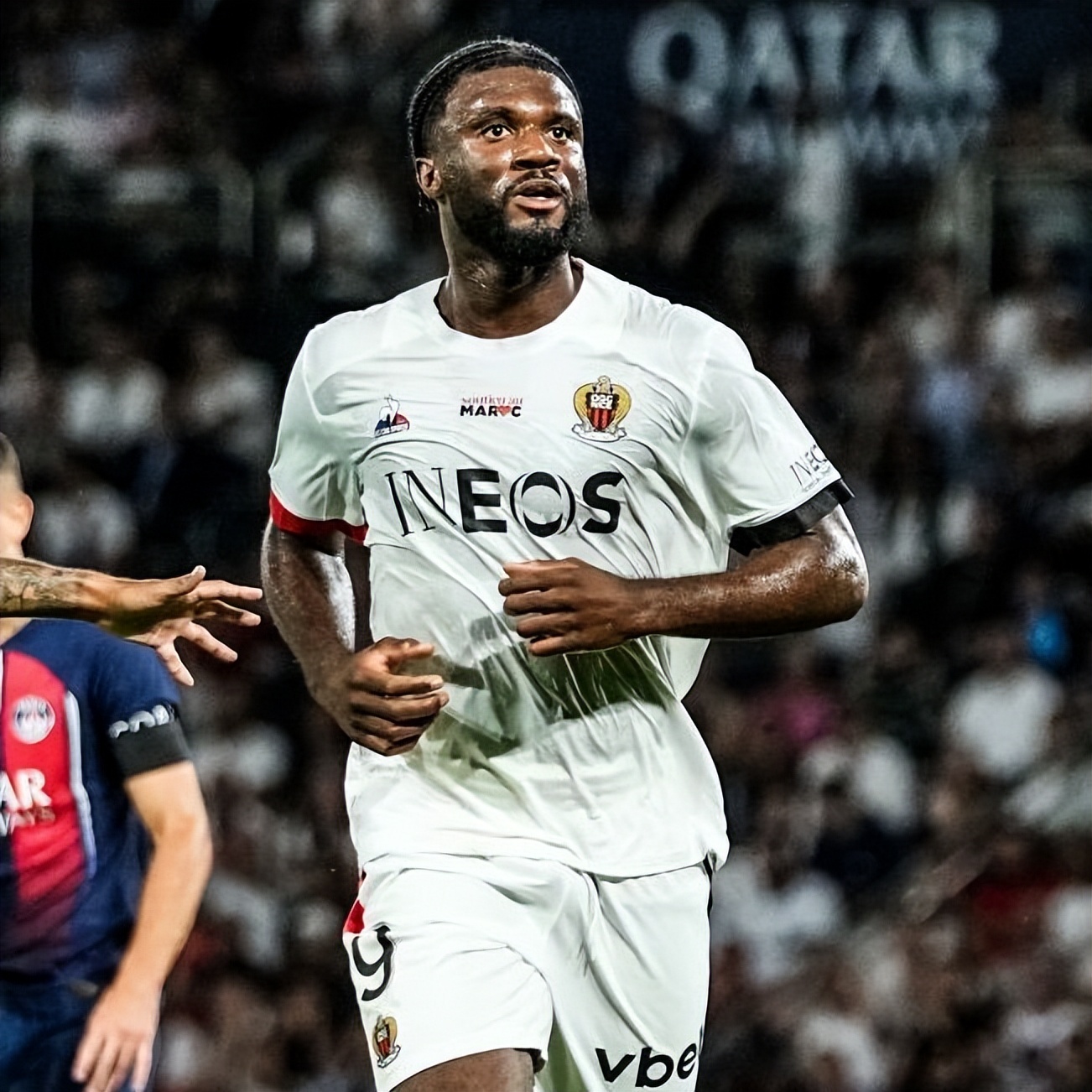 爱游戏体育-马德里竞技迎法甲关键赛，冲刺阶段回应争议，压力陡增，团队化学反应显著(王者荣耀回应梅西)